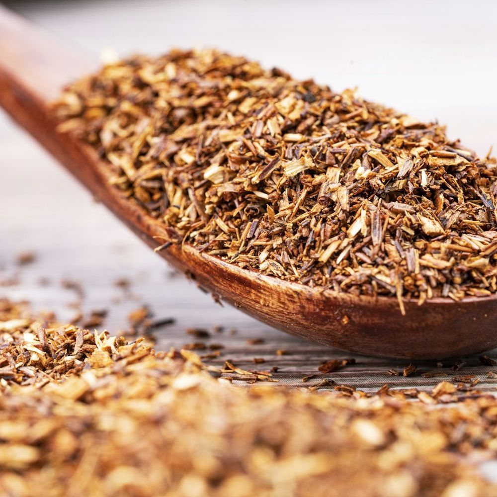 Losse rooibos op een houten lepel